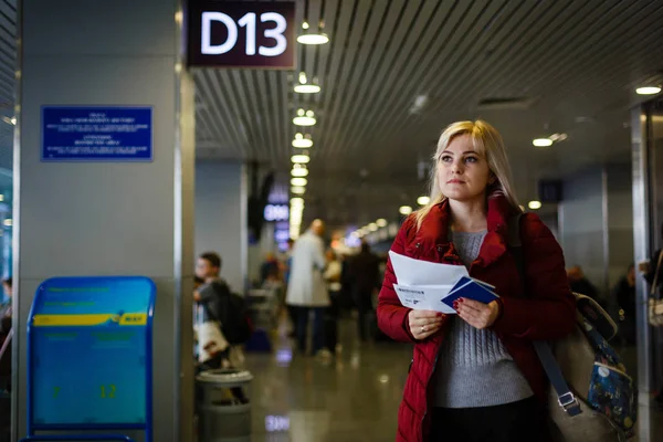 Joven Mujer Pie Cerca Puerta D13 Aeropuerto Con Documentos Billetes — Foto de Stock