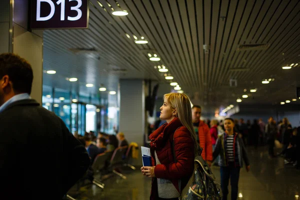 Молодая Женщина Стоящая Ворот D13 Аэропорту Документами Билетами — стоковое фото