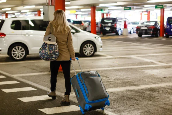 Bagajlı Genç Bayan Turist Havaalanındaki Otoparktan Geçiyor — Stok fotoğraf