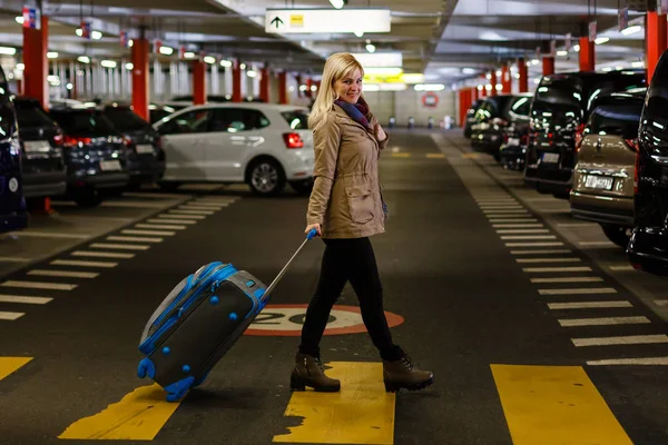 Joven Turista Con Equipaje Pasando Por Aparcamiento Aeropuerto — Foto de Stock