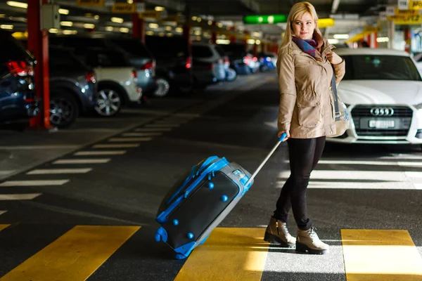 Junge Touristin Mit Gepäck Auf Parkplatz Flughafen — Stockfoto