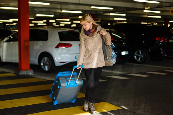 Bagajlı Genç Bayan Turist Havaalanındaki Otoparktan Geçiyor — Stok fotoğraf