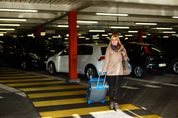 Joven Turista Con Equipaje Pasando Por Aparcamiento Aeropuerto —  Fotos de Stock