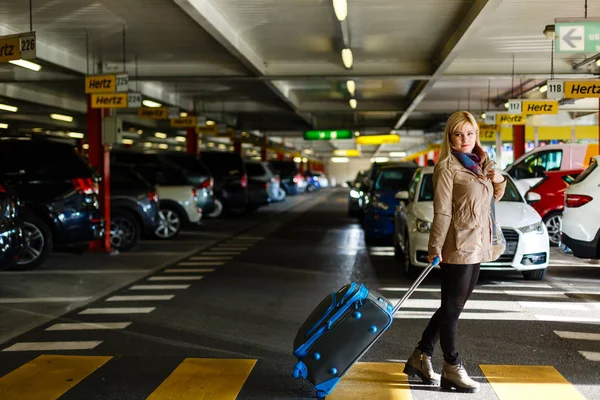 Νεαρή Γυναίκα Τουρίστρια Αποσκευές Που Διέρχεται Από Χώρο Στάθμευσης Αυτοκινήτων — Φωτογραφία Αρχείου