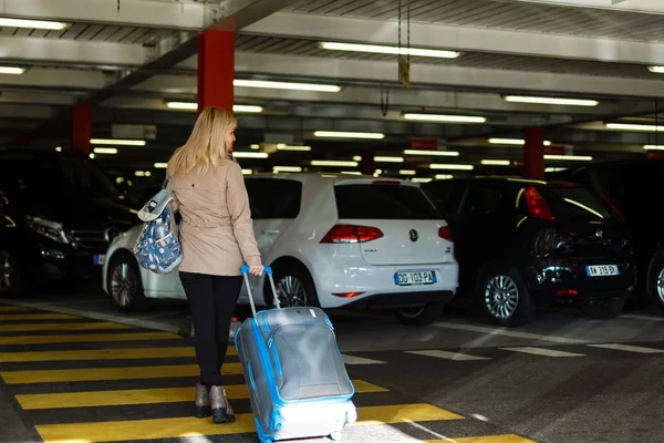 Bagajlı Genç Bayan Turist Havaalanındaki Otoparktan Geçiyor — Stok fotoğraf