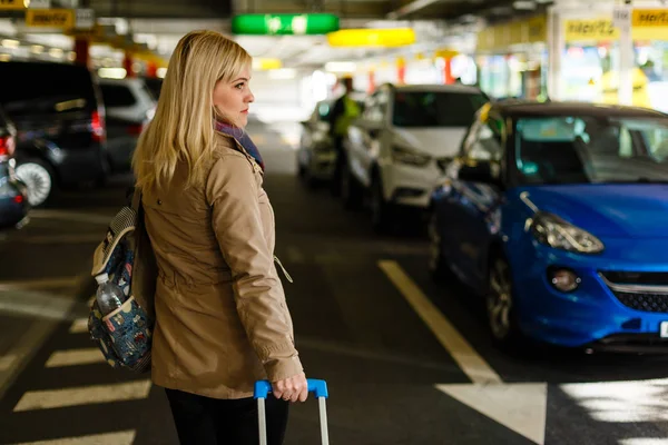 Joven Turista Con Equipaje Pasando Por Aparcamiento Aeropuerto — Foto de Stock