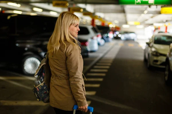 Fiatal Turista Női Poggyász Megy Keresztül Parkoló Repülőtéren — Stock Fotó