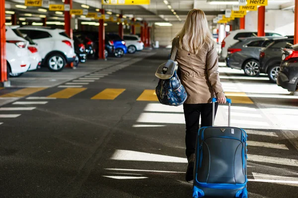 Joven Turista Con Equipaje Pasando Por Aparcamiento Aeropuerto — Foto de Stock