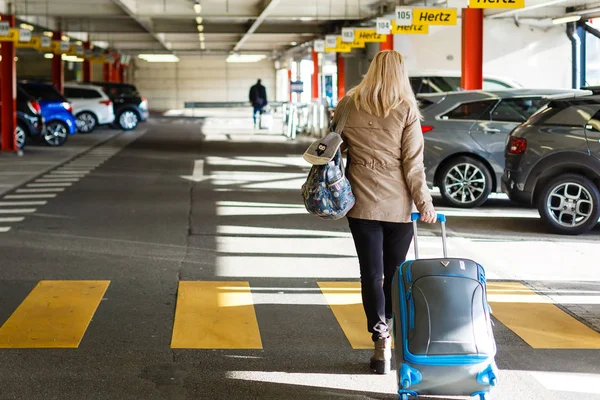 Junge Touristin Mit Gepäck Auf Parkplatz Flughafen — Stockfoto