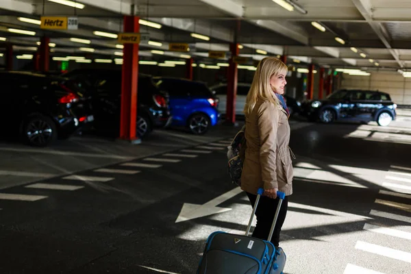 Joven Turista Con Equipaje Pasando Por Aparcamiento Aeropuerto — Foto de Stock