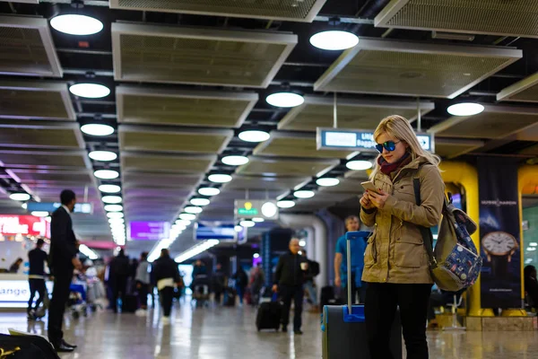 Femme Aéroport Attente Embarquement — Photo