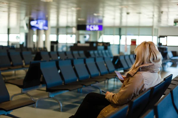 空港で搭乗を待っている女性 — ストック写真