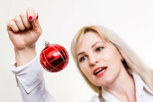 Giovane Donna Che Tiene Palla Natale Sfondo Bianco — Foto Stock