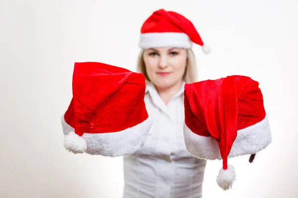 Jonge Blonde Vrouw Met Kerstman Hoeden Witte Achtergrond — Stockfoto