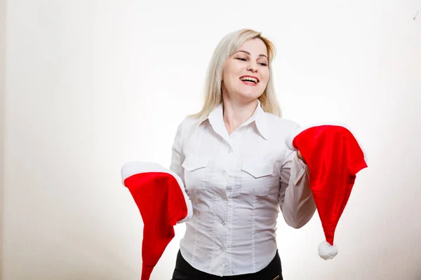 Giovane Donna Bionda Che Tiene Cappelli Babbo Natale Sfondo Bianco — Foto Stock