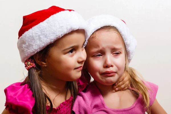 Üzgün Kız Noel Zamanı Bir Kızı Teselli Eder — Stok fotoğraf