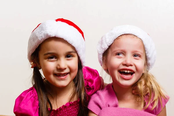 Дві Чарівні Дівчини Капелюхах Санта Клауса Біле Тло Ізольоване — стокове фото
