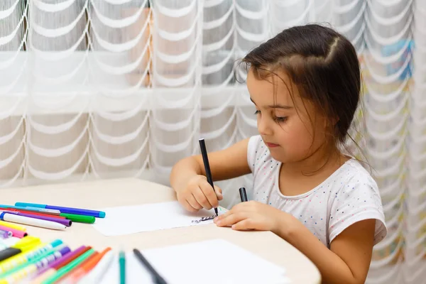 Bambina Che Scrive Dipinge Foglio Bianco — Foto Stock