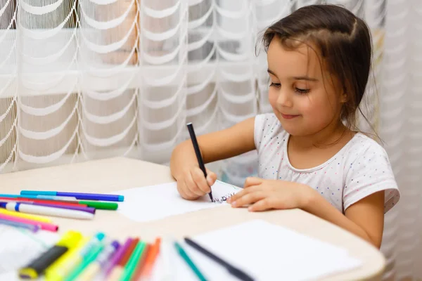 Маленькая Девочка Пишет Рисует Чистом Листе Бумаги — стоковое фото