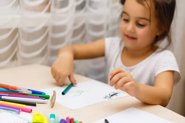 Menina Escrevendo Pintura Folha Papel Branco — Fotografia de Stock