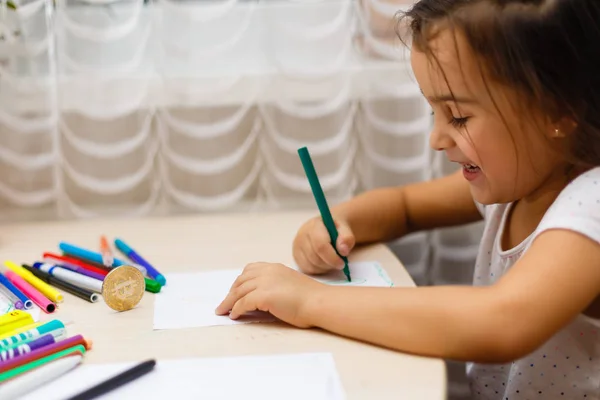 Menina Escrevendo Pintura Folha Papel Branco — Fotografia de Stock