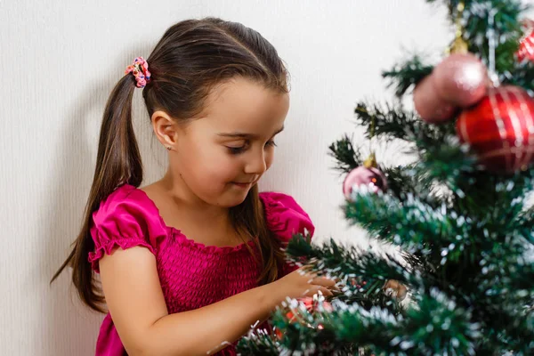 Очаровательная Дошкольница Готовится Поставить Шары Свою Крошечную Рождественскую Елку Белом — стоковое фото