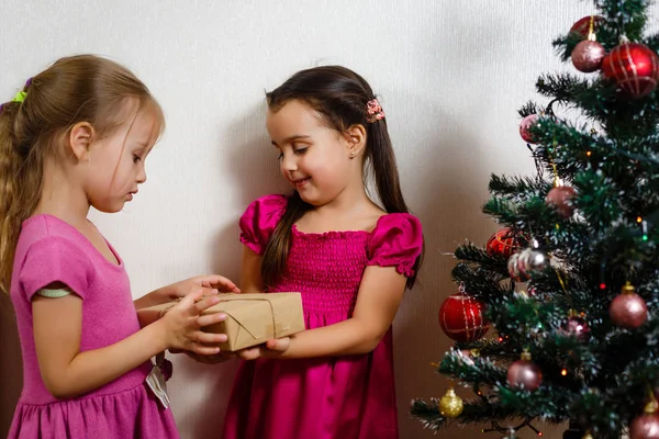 Zwei Kleine Schwestern Schmücken Den Weihnachtsbaum Auf Weißem Hintergrund — Stockfoto