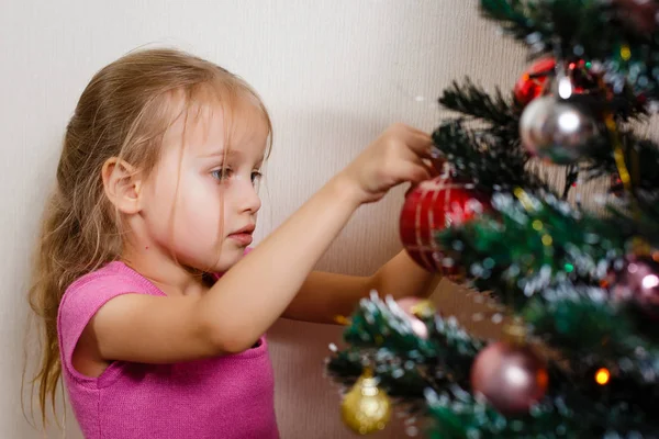 Очаровательная Дошкольница Готовится Поставить Шары Свою Крошечную Рождественскую Елку Белом — стоковое фото