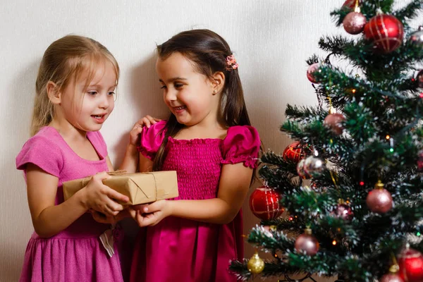 Zwei Kleine Schwestern Schmücken Den Weihnachtsbaum Auf Weißem Hintergrund — Stockfoto