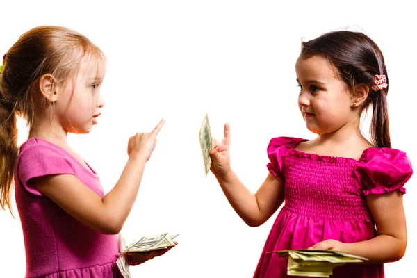 Duas Meninas Brincando Com Dólares Fundo Branco — Fotografia de Stock