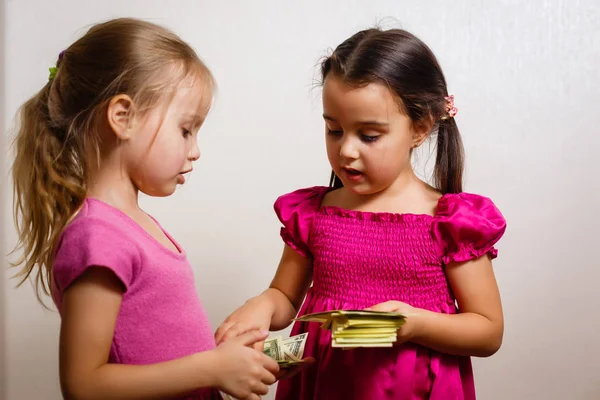 Zwei Kleine Mädchen Spielen Mit Dollars Auf Weißem Hintergrund — Stockfoto