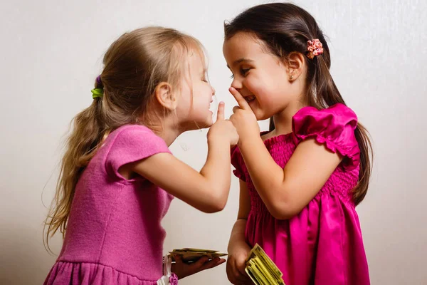 Twee Kleine Meisjes Spelen Met Dollars Witte Achtergrond — Stockfoto