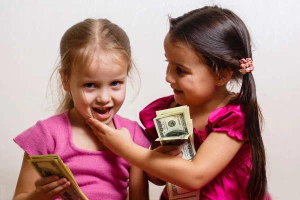 Duas Meninas Brincando Com Dólares Fundo Branco — Fotografia de Stock