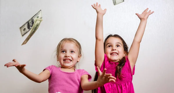 Twee Kleine Meisjes Spelen Met Dollars Witte Achtergrond — Stockfoto