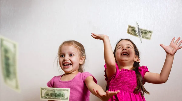 Twee Kleine Meisjes Spelen Met Dollars Witte Achtergrond — Stockfoto