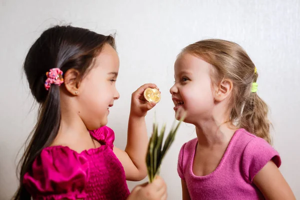 Twee Kleine Meisjes Met Bitcoin Witte Achtergrond — Stockfoto