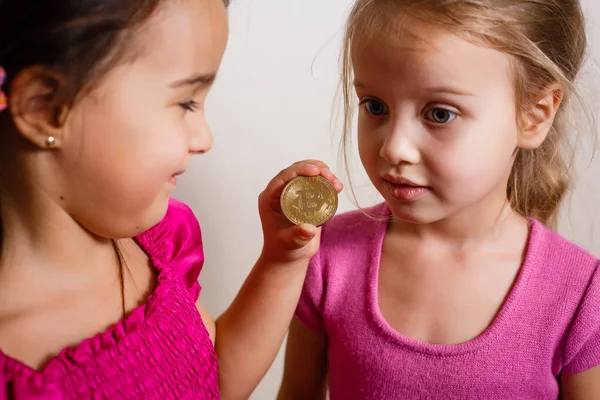 Due Bambine Con Bitcoin Sfondo Bianco — Foto Stock