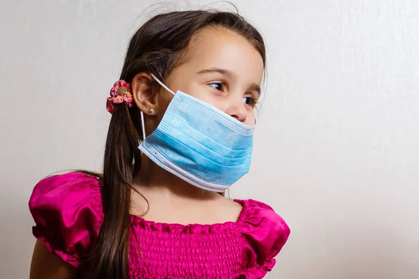 Ένα Κοριτσάκι Φοράει Μια Μόνιμη Ιατρική Μάσκα — Φωτογραφία Αρχείου