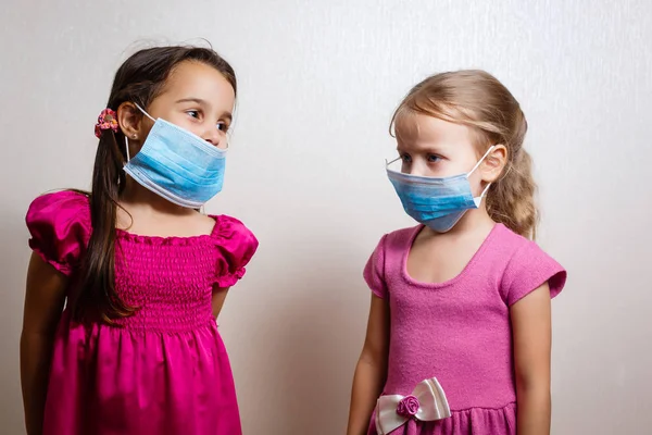 Dos Hermanas Con Máscaras Protectoras Sobre Fondo Blanco — Foto de Stock