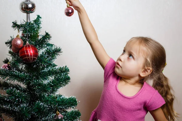 Eine Entzückende Vorschülerin Bereitet Sich Darauf Vor Kugeln Auf Ihren — Stockfoto