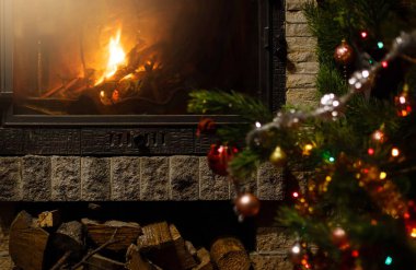 Şömine nin yanında dekore edilmiş Noel ağacının yakın görünümü