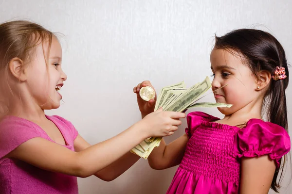 Twee Kleine Meisjes Met Bitcoin Witte Achtergrond — Stockfoto