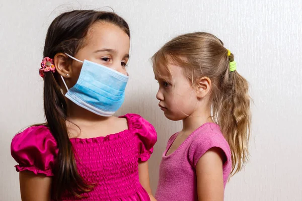 Criança Menina Caucasiana Saúde Medicina Protetora Máscara Ursinho Pelúcia Isolado — Fotografia de Stock