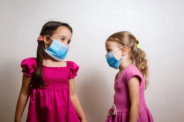 Dos Hermanas Con Máscaras Protectoras Sobre Fondo Blanco — Foto de Stock