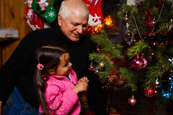 Noel Noel Ağacı Yakınındaki Torunu Ile Oynarken Büyükbaba — Stok fotoğraf