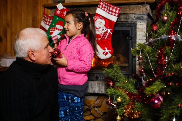 Noel Noel Ağacı Yakınındaki Torunu Ile Oynarken Büyükbaba — Stok fotoğraf