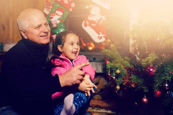 Noel Noel Ağacı Yakınındaki Torunu Ile Oynarken Büyükbaba — Stok fotoğraf