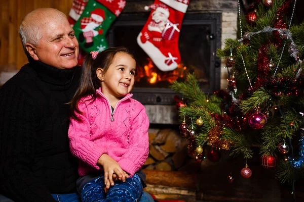 Noel Noel Ağacı Yakınındaki Torunu Ile Oynarken Büyükbaba — Stok fotoğraf