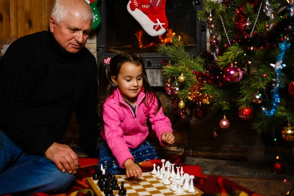 Dede Torunu Yazlık Dekore Edilmiş Şömine Noel Ağacı Yakınındaki Satranç — Stok fotoğraf