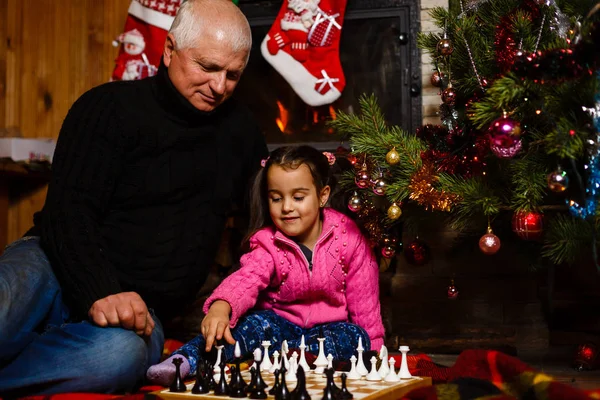 Dede Torunu Yazlık Dekore Edilmiş Şömine Noel Ağacı Yakınındaki Satranç — Stok fotoğraf